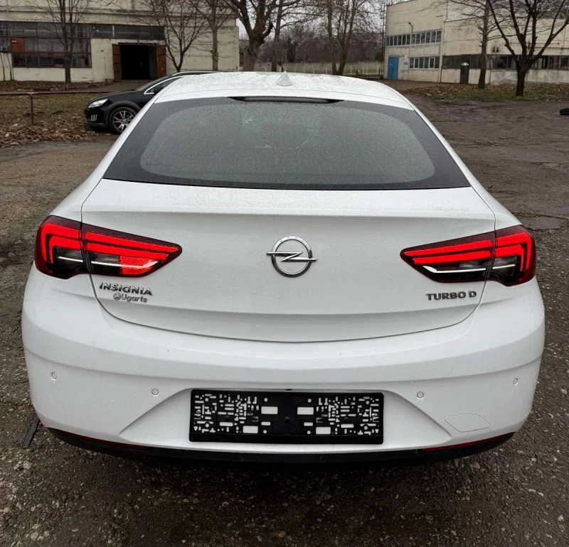 Opel Insignia Grand Sport 1.6 CDTI DPF Selective, снимка 11 - Автомобили и джипове - 52892754