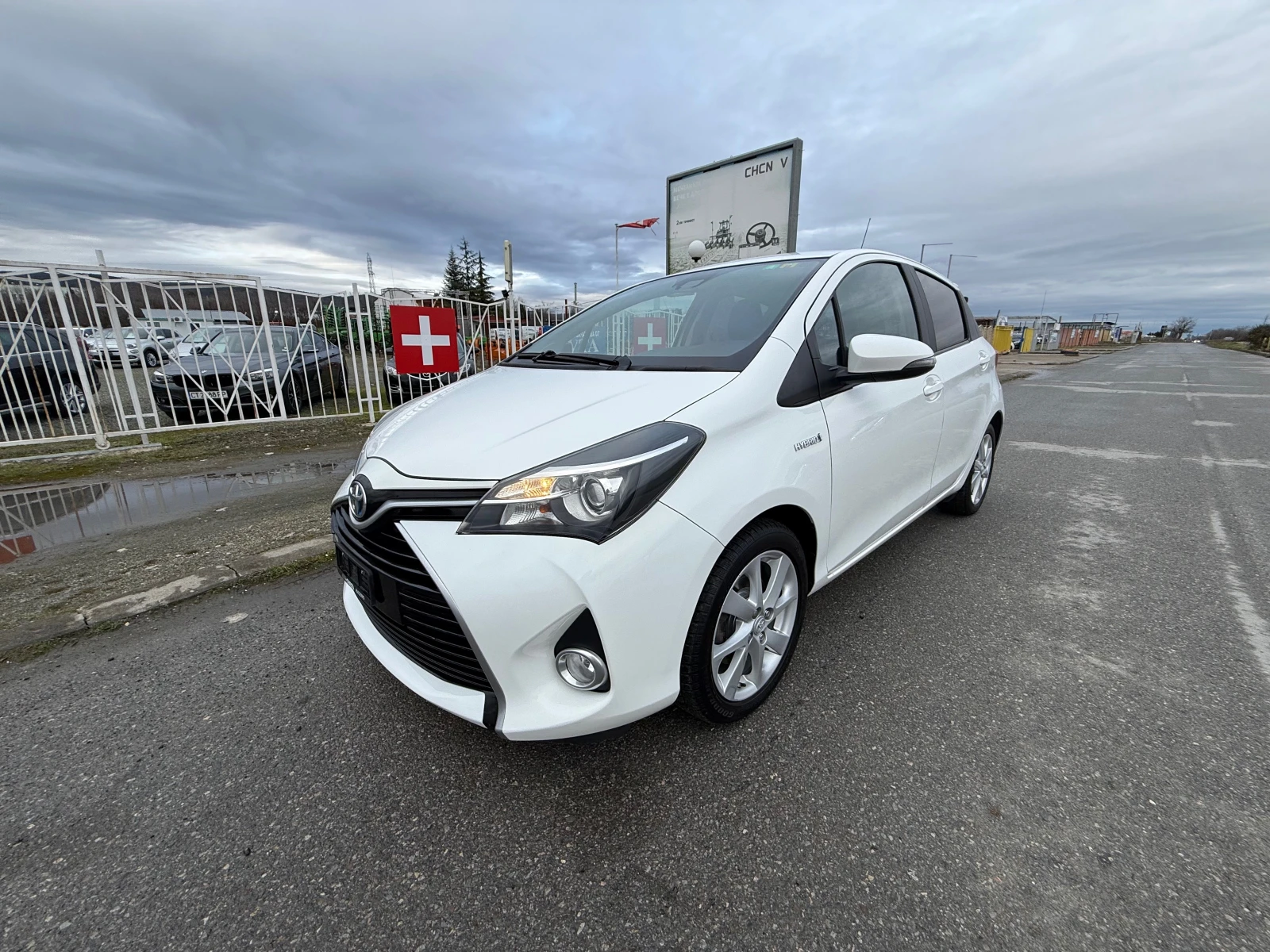 Toyota Yaris FACELIFT HYBRID NAVI ШВЕЙЦАРИЯ, снимка 1