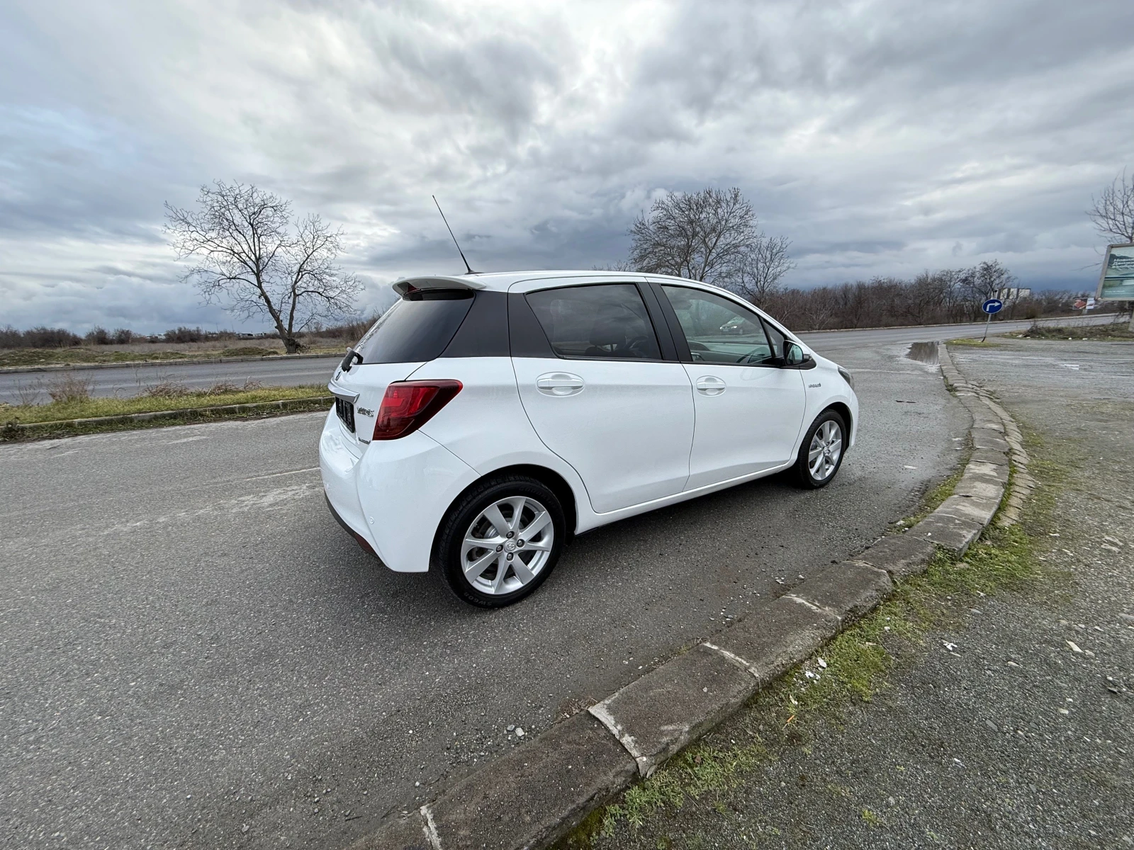Toyota Yaris FACELIFT HYBRID NAVI ШВЕЙЦАРИЯ - изображение 3