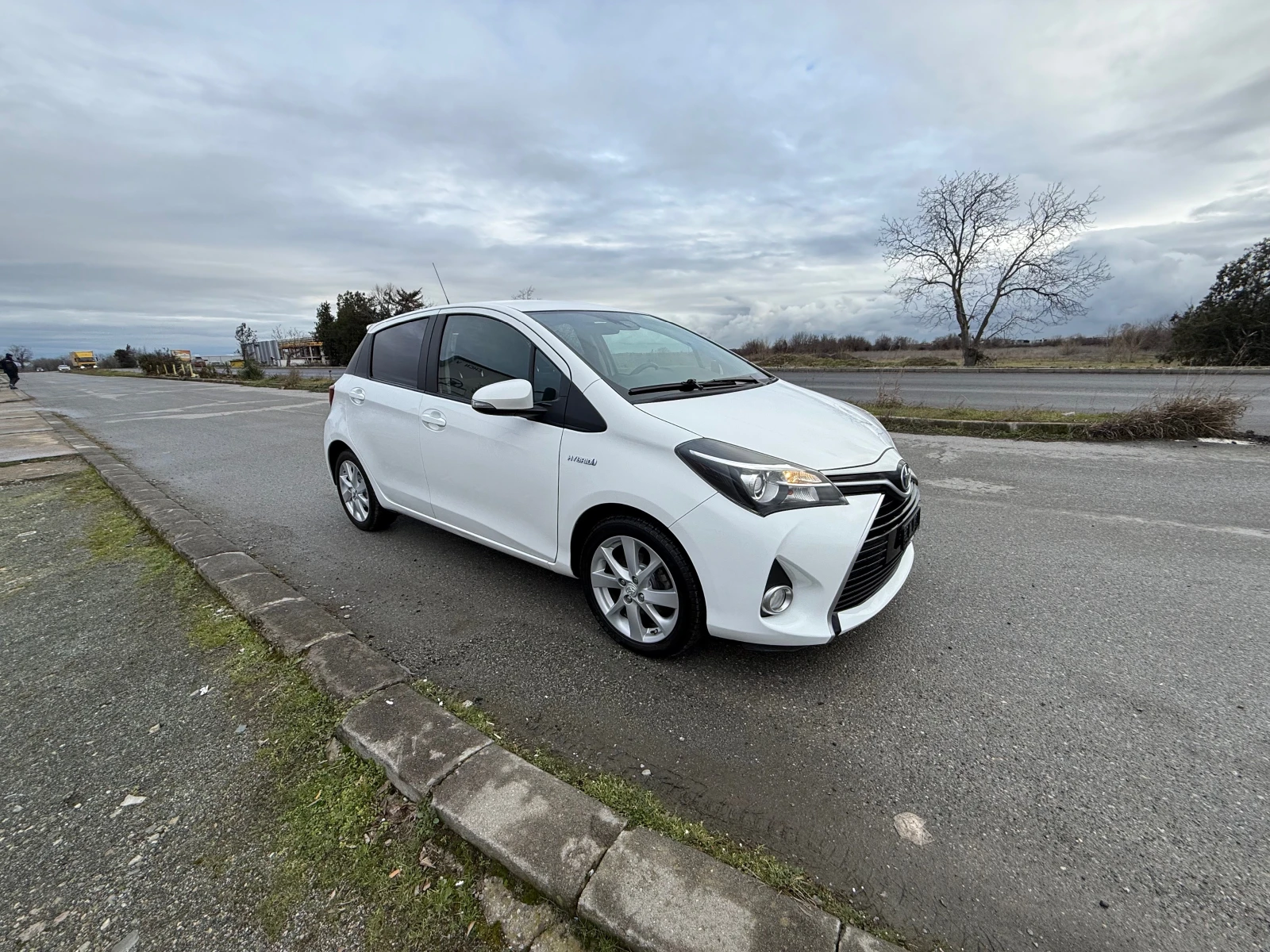 Toyota Yaris FACELIFT HYBRID NAVI ШВЕЙЦАРИЯ - изображение 4