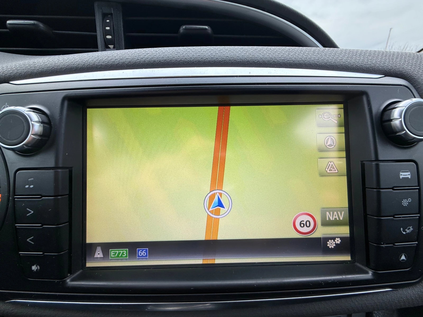 Toyota Yaris FACELIFT HYBRID NAVI ШВЕЙЦАРИЯ - изображение 9