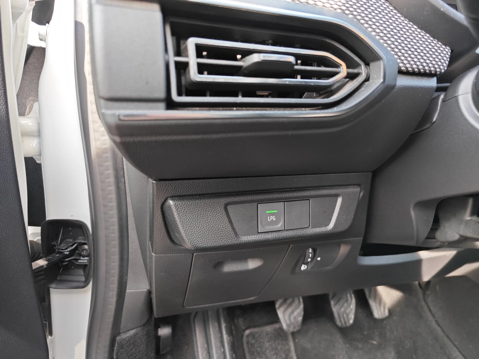Dacia Logan 1.0 Tce/LPG/100k.c. - изображение 8