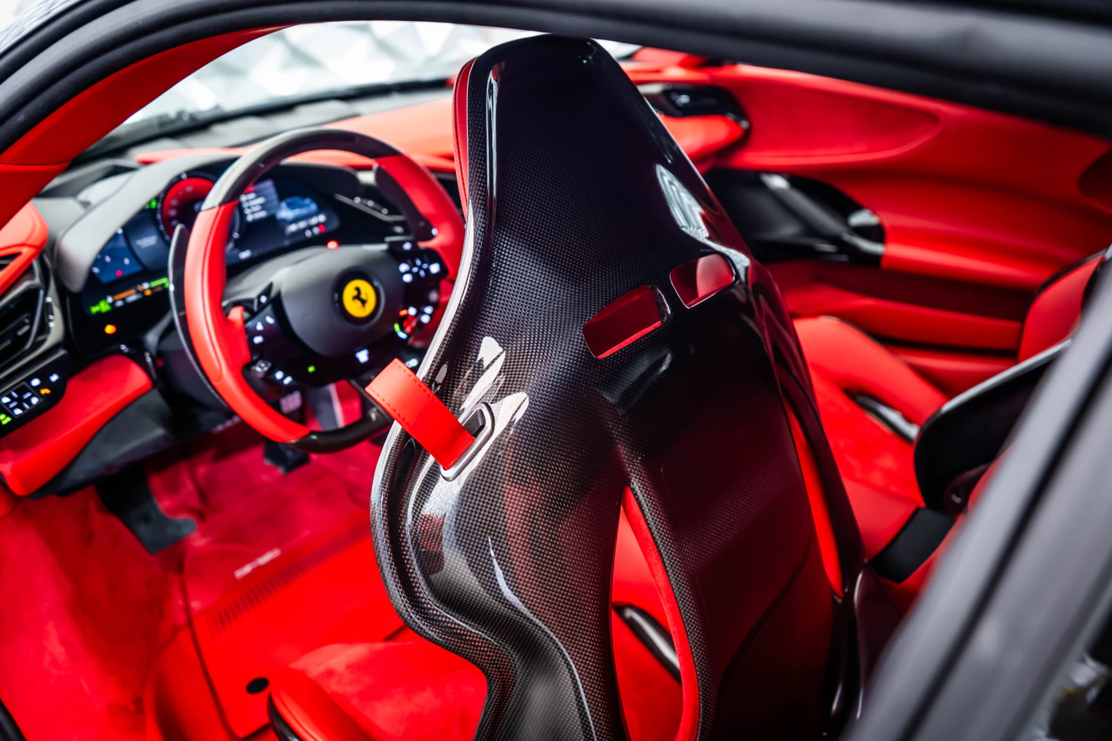 Ferrari SF 90 Carbon Pack* Lift* Carplay, снимка 15 - Автомобили и джипове - 54855837
