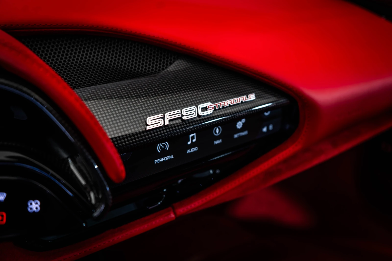 Ferrari SF 90 Carbon Pack* Lift* Carplay, снимка 12 - Автомобили и джипове - 54855837