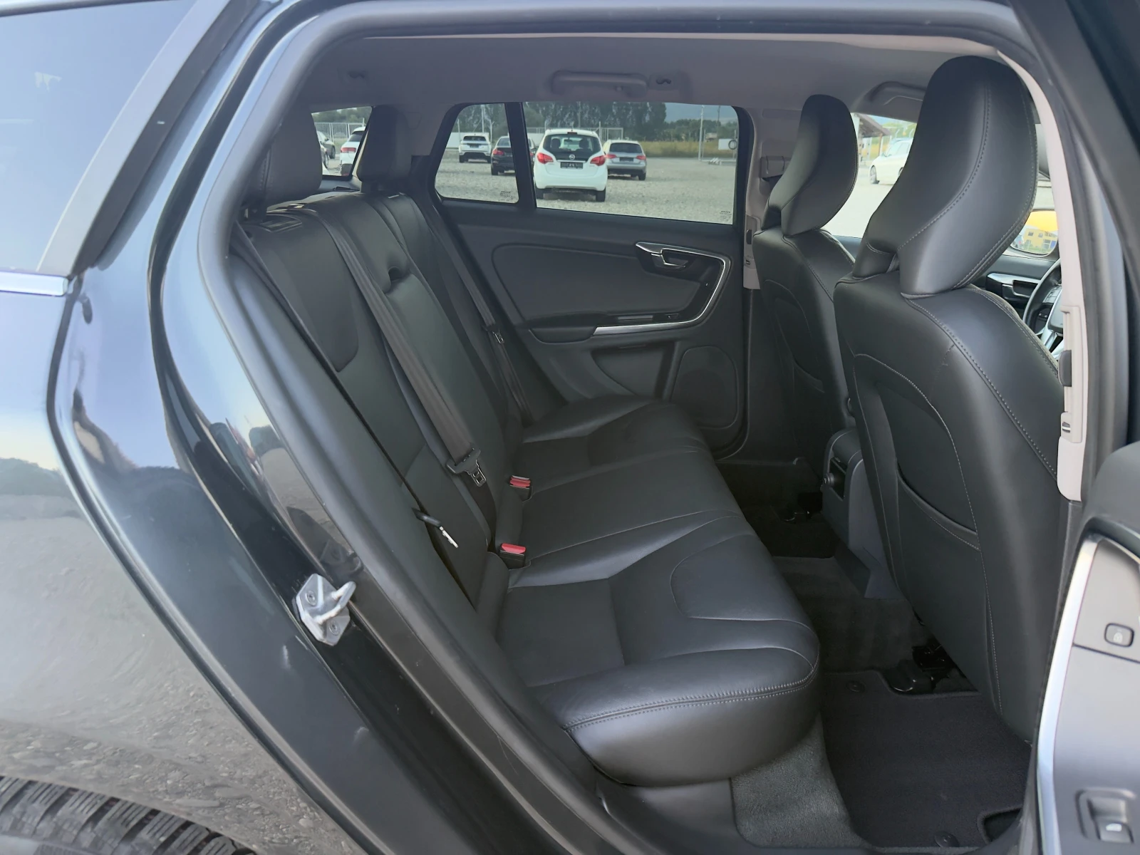 Volvo V60 D5 2.4D AWD/Автомат/Навигация/Собствен лизинг , снимка 11 - Автомобили и джипове - 55649469