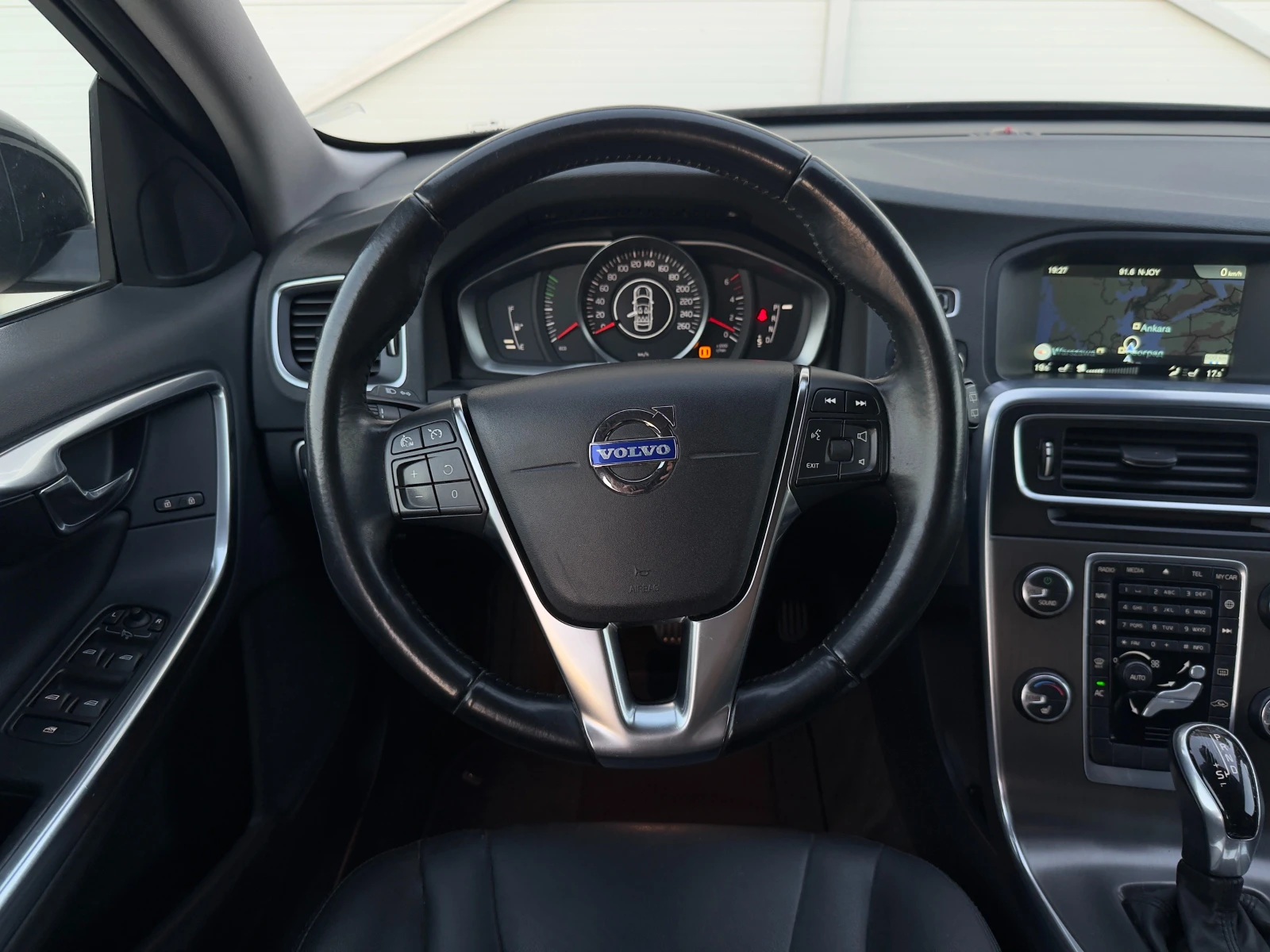 Volvo V60 D5 2.4D AWD/Автомат/Навигация/Собствен лизинг , снимка 13 - Автомобили и джипове - 55649469