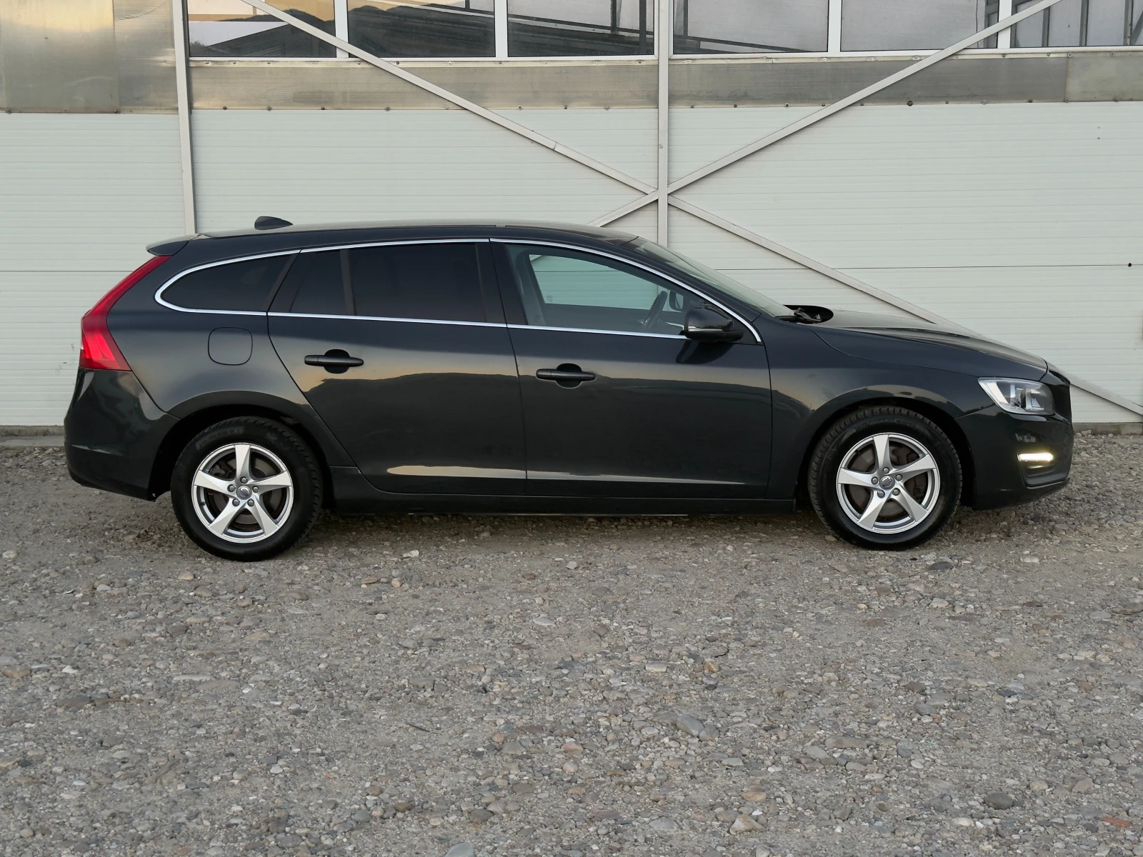 Volvo V60 D5 2.4D AWD/Автомат/Навигация/Собствен лизинг , снимка 3 - Автомобили и джипове - 55649469