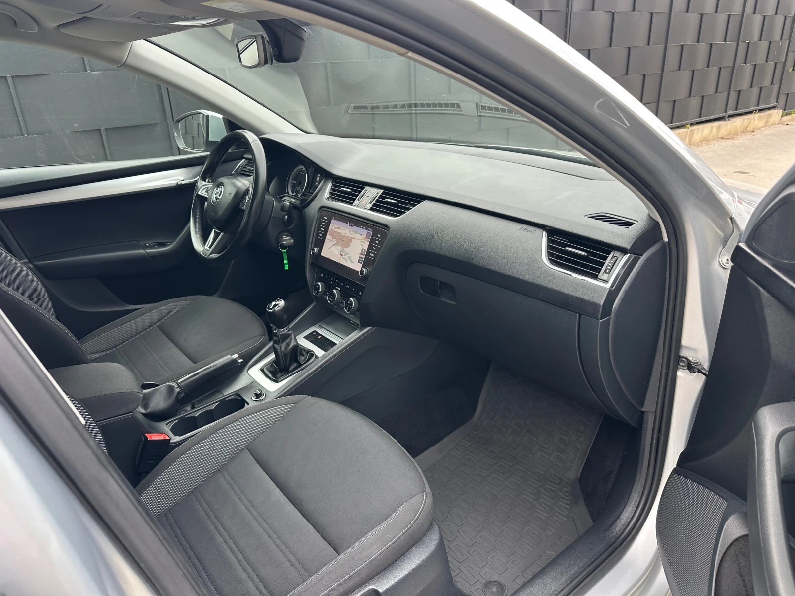 Skoda Octavia TDI-116k.c-СЕДАН, снимка 9 - Автомобили и джипове - 56048707