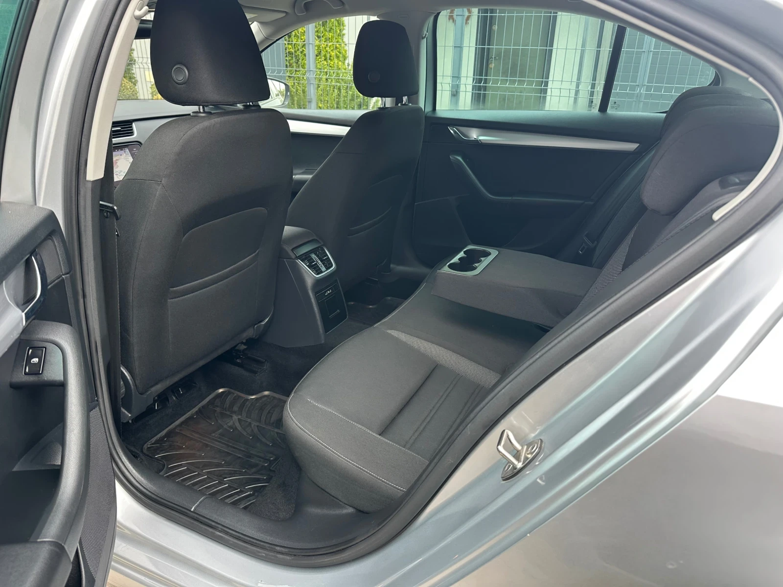 Skoda Octavia TDI-116k.c-СЕДАН, снимка 11 - Автомобили и джипове - 56048707