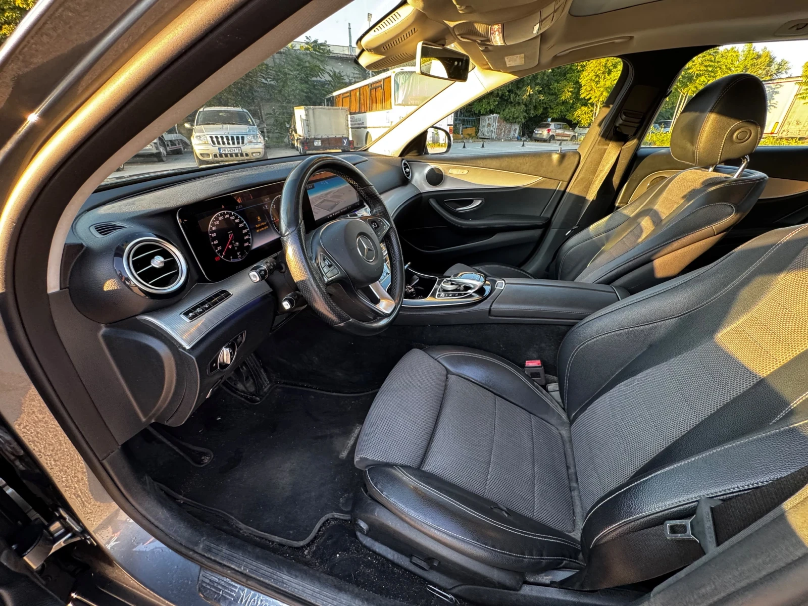 Mercedes-Benz E 350 AMG HeadU4matik Панорама Дигитал 19  въздух Рекаро, снимка 17 - Автомобили и джипове - 56134845