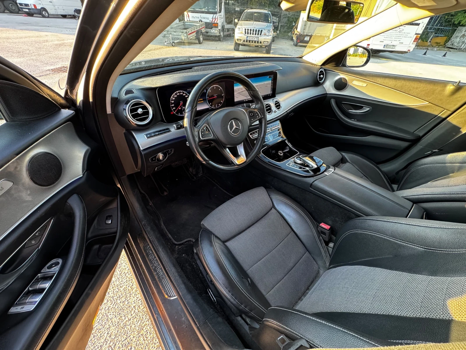 Mercedes-Benz E 350 AMG HeadU4matik Панорама Дигитал 19  въздух Рекаро, снимка 10 - Автомобили и джипове - 56134845