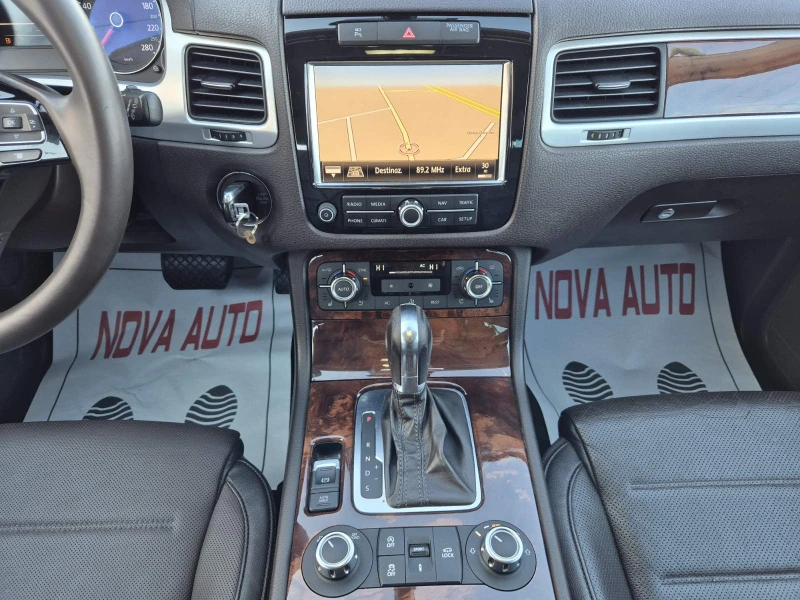 VW Touareg 3.0D-245кс-ОБДУХВ-ПОДГРЕВ-ПАНОРАМА-FULL FULL FULL, снимка 10 - Автомобили и джипове - 53410021