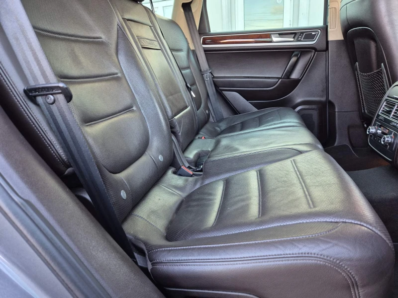 VW Touareg 3.0D-245кс-ОБДУХВ-ПОДГРЕВ-ПАНОРАМА-FULL FULL FULL, снимка 14 - Автомобили и джипове - 53410021