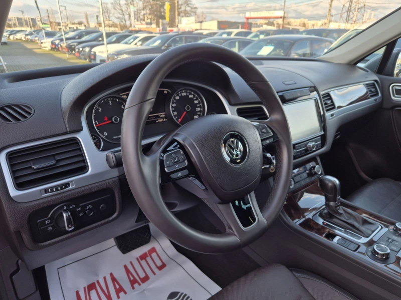 VW Touareg 3.0D-245кс-ОБДУХВ-ПОДГРЕВ-ПАНОРАМА-FULL FULL FULL, снимка 8 - Автомобили и джипове - 53410021