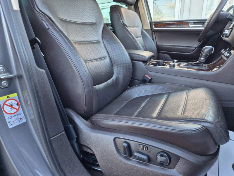 VW Touareg 3.0D-245кс-ОБДУХВ-ПОДГРЕВ-ПАНОРАМА-FULL FULL FULL, снимка 13 - Автомобили и джипове - 53410021