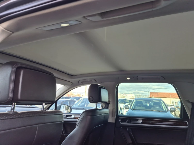 VW Touareg 3.0D-245кс-ОБДУХВ-ПОДГРЕВ-ПАНОРАМА-FULL FULL FULL, снимка 16 - Автомобили и джипове - 53410021