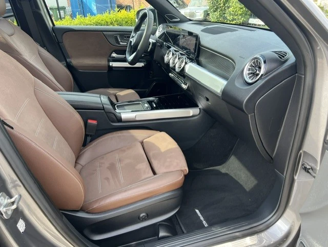 Mercedes-Benz GLB 200 AMG Line LED Navi 7 seat 360 Cam, снимка 13 - Автомобили и джипове - 56159105