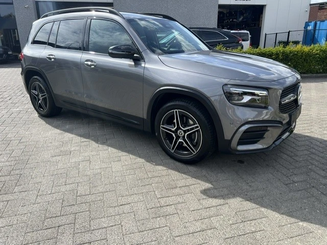 Mercedes-Benz GLB 200 AMG Line LED Navi 7 seat 360 Cam, снимка 2 - Автомобили и джипове - 56159105