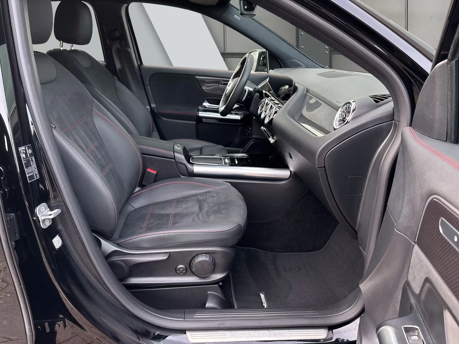 Mercedes-Benz GLA 220 d 4MATIC AMG Line - изображение 4