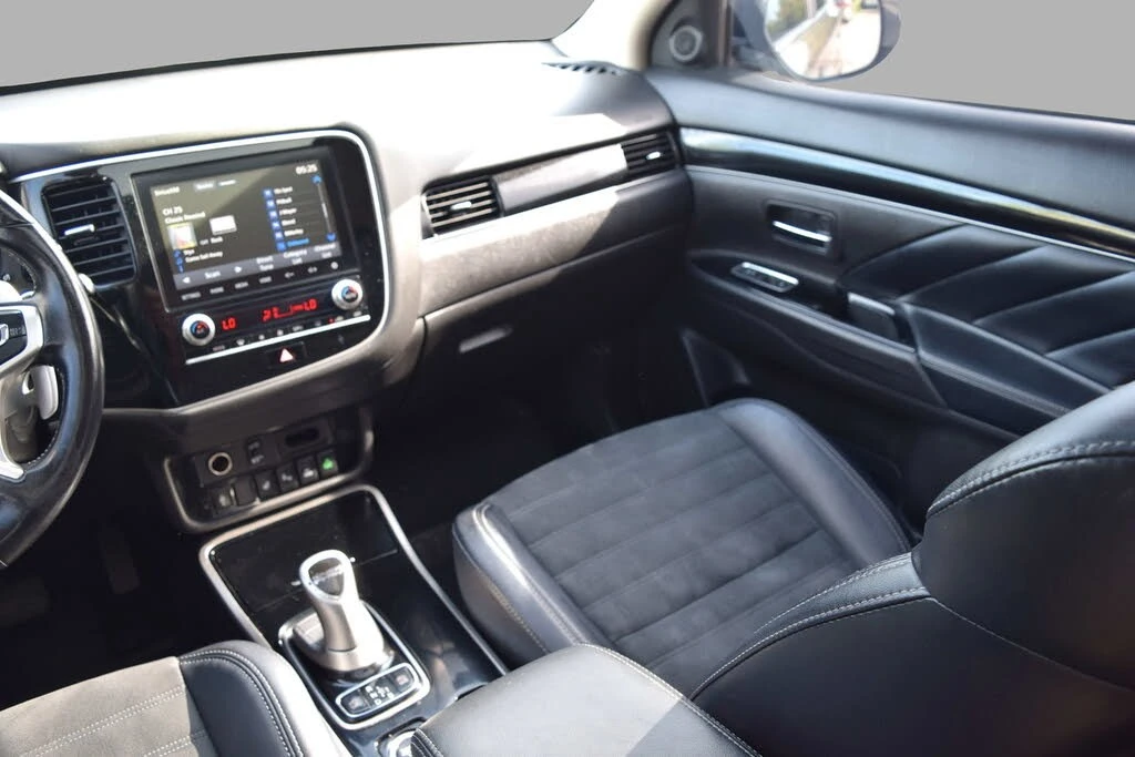 Mitsubishi Outlander * ПАНО* KEYLESS* Camera* ПОДГРЕВ* , снимка 11 - Автомобили и джипове - 55433209