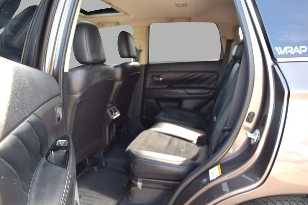 Mitsubishi Outlander * ПАНО* KEYLESS* Camera* ПОДГРЕВ* , снимка 14 - Автомобили и джипове - 55433209