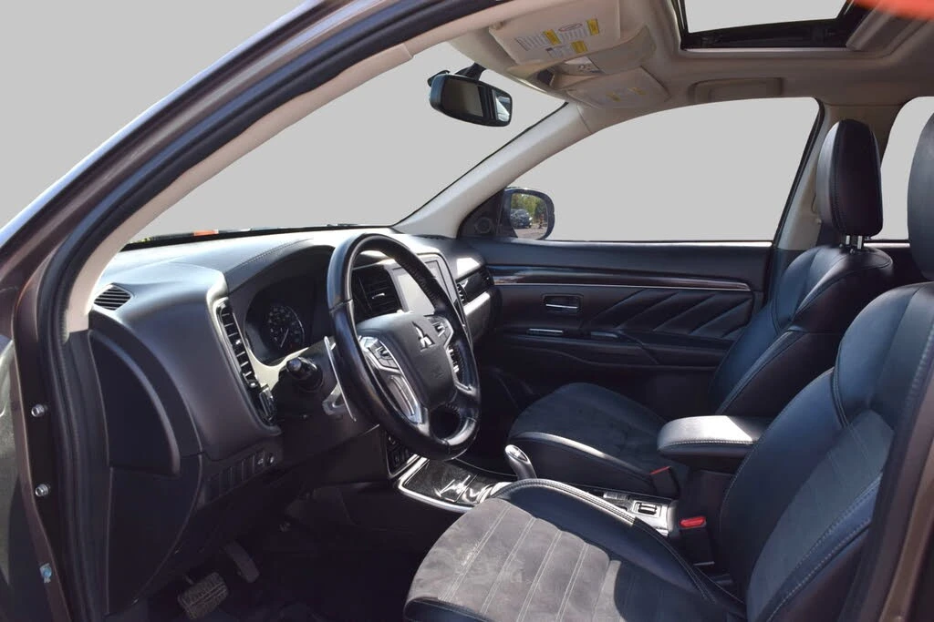 Mitsubishi Outlander * ПАНО* KEYLESS* Camera* ПОДГРЕВ* , снимка 10 - Автомобили и джипове - 55433209