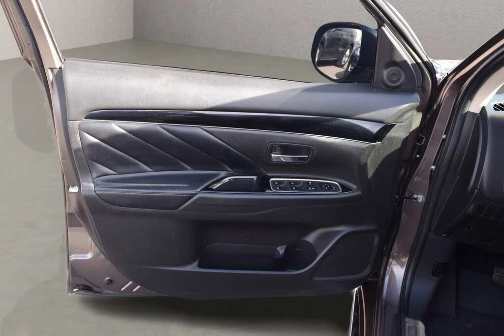 Mitsubishi Outlander * ПАНО* KEYLESS* Camera* ПОДГРЕВ* , снимка 13 - Автомобили и джипове - 55433209