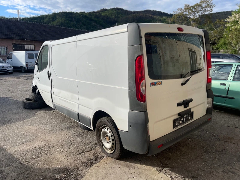 Renault Trafic 2.0tdci 115hp НА ЧАСТИ, снимка 3 - Бусове и автобуси - 47593983