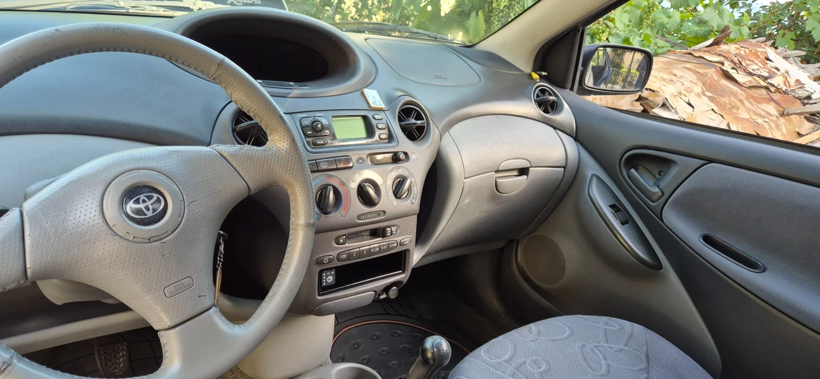 Toyota Yaris 1.3 VVT-I Газ/Бензин, снимка 5 - Автомобили и джипове - 55679194