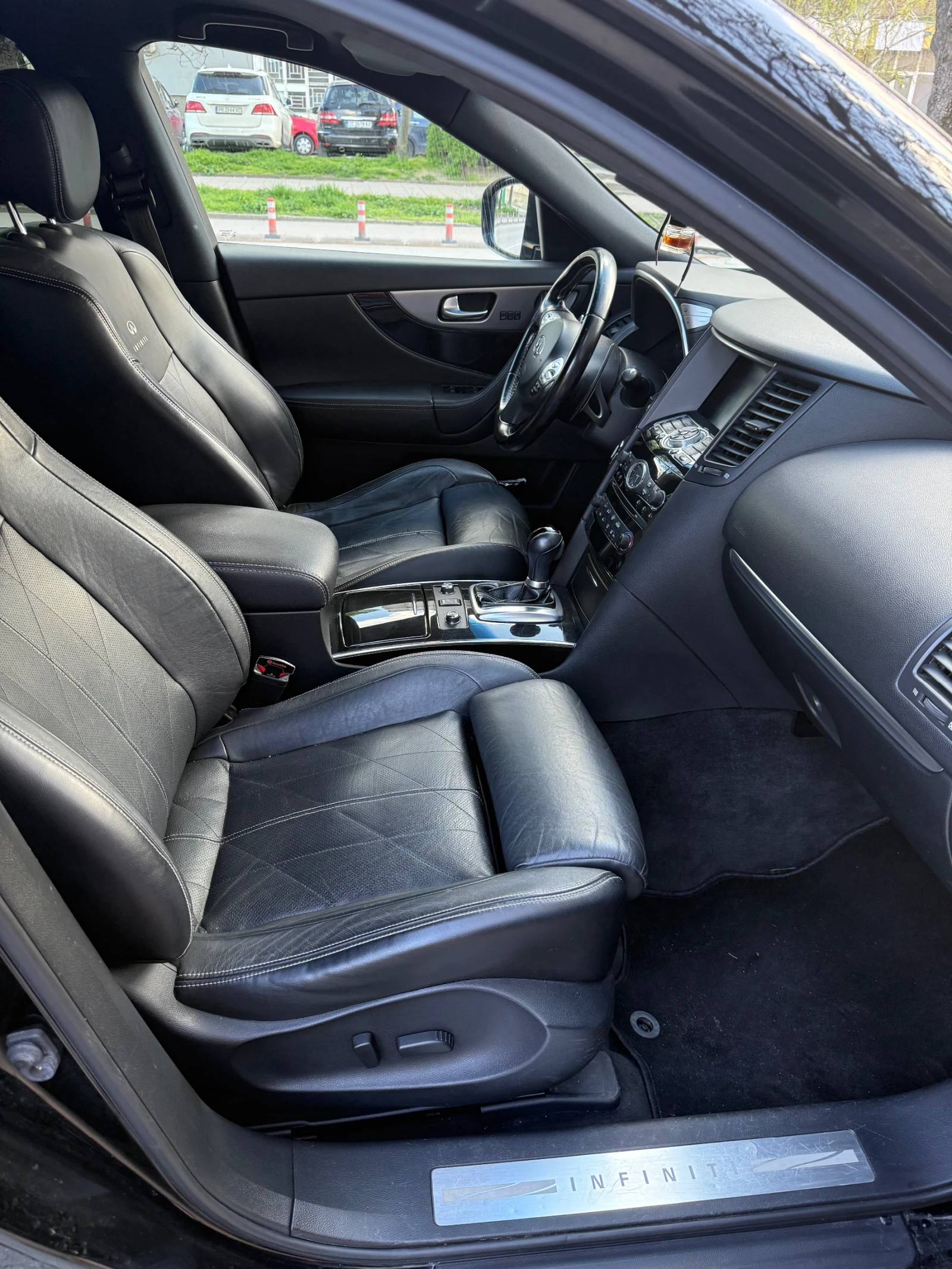 Infiniti QX70, снимка 13 - Автомобили и джипове - 54381489