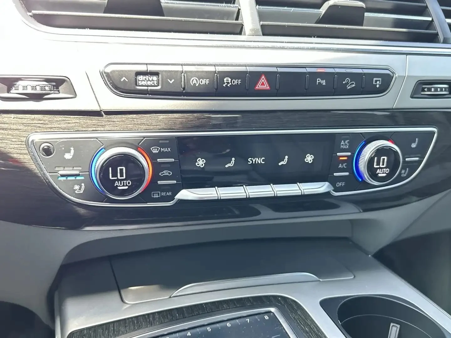 Audi Q7 TECHNIK / DISTRONIC / ОБДУХ / ПОДГРЕВИ / HEADUP / , снимка 14 - Автомобили и джипове - 54970198