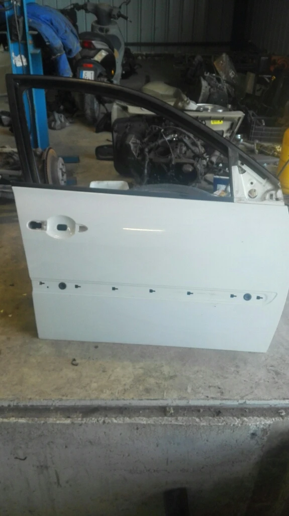 врата предна дясна Рено Меган (бяла)