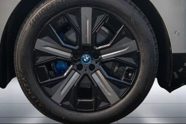 BMW iX xDrive50 = Sport Package = Гаранция, снимка 4 - Автомобили и джипове - 55434548