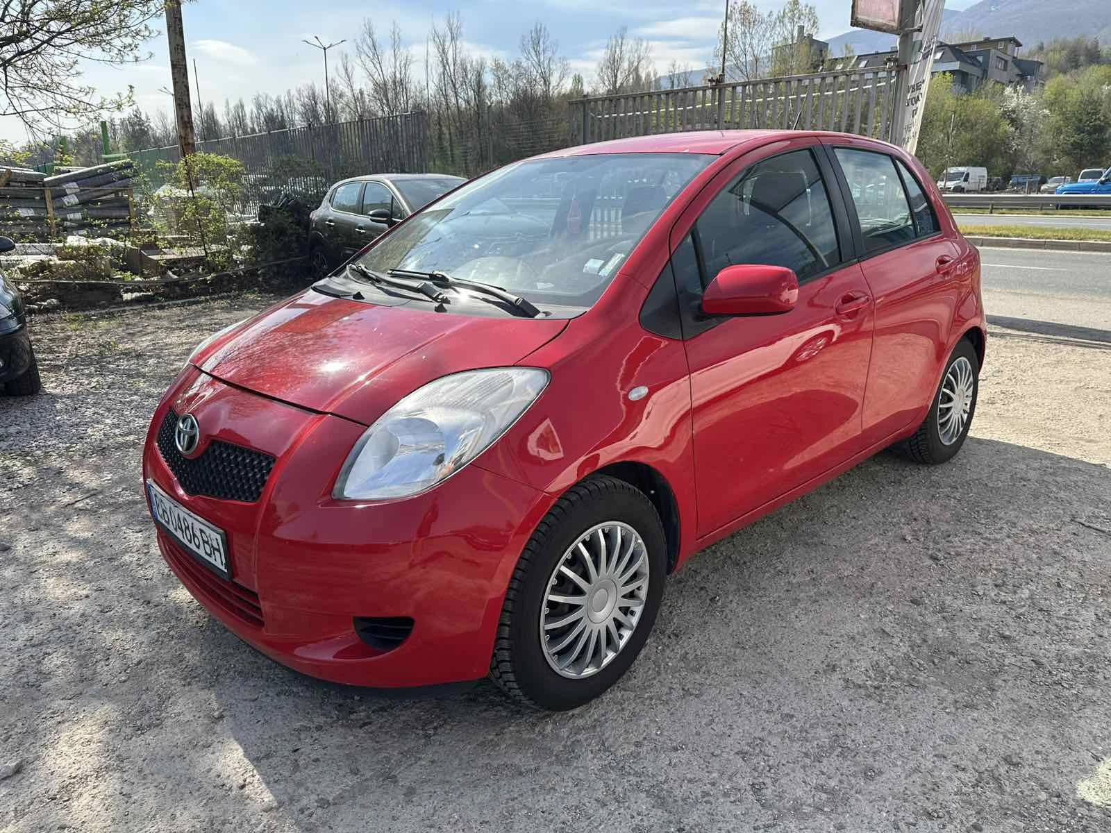 Toyota Yaris 1.0i Регистриран Климатик