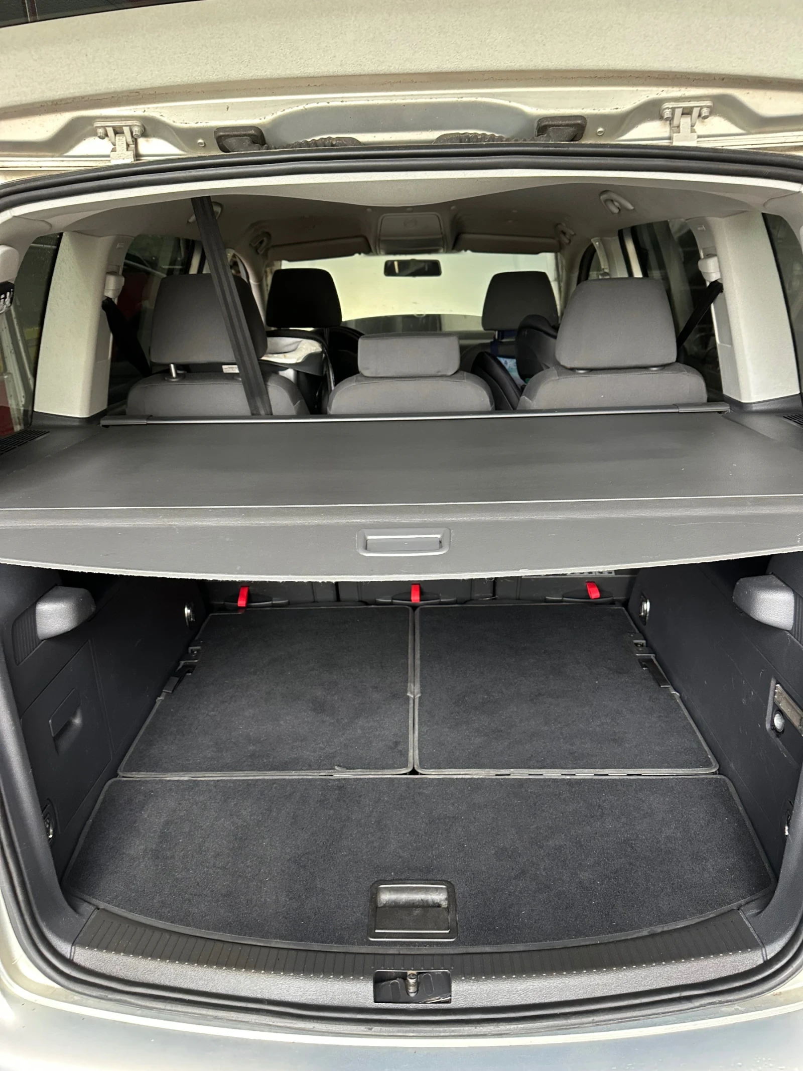 VW Touran Ecofuel, снимка 15 - Автомобили и джипове - 54567403
