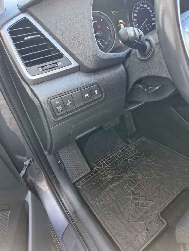 Hyundai Tucson 1.7 CRDI , снимка 11 - Автомобили и джипове - 52913130