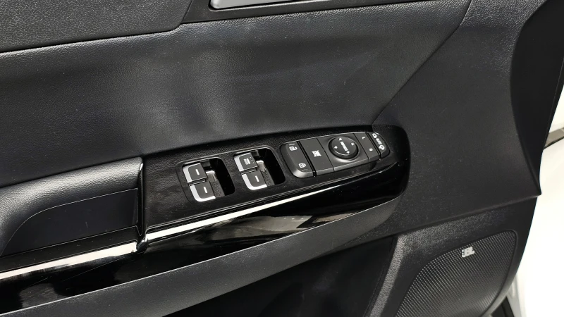 Kia Sportage 2.0 CRDI / АВТОМАТИК / СЕРВИЗНА ИСТОРИЯ !!!, снимка 14 - Автомобили и джипове - 53383206