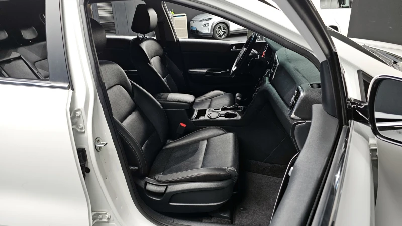 Kia Sportage 2.0 CRDI / АВТОМАТИК / СЕРВИЗНА ИСТОРИЯ !!!, снимка 7 - Автомобили и джипове - 53383206