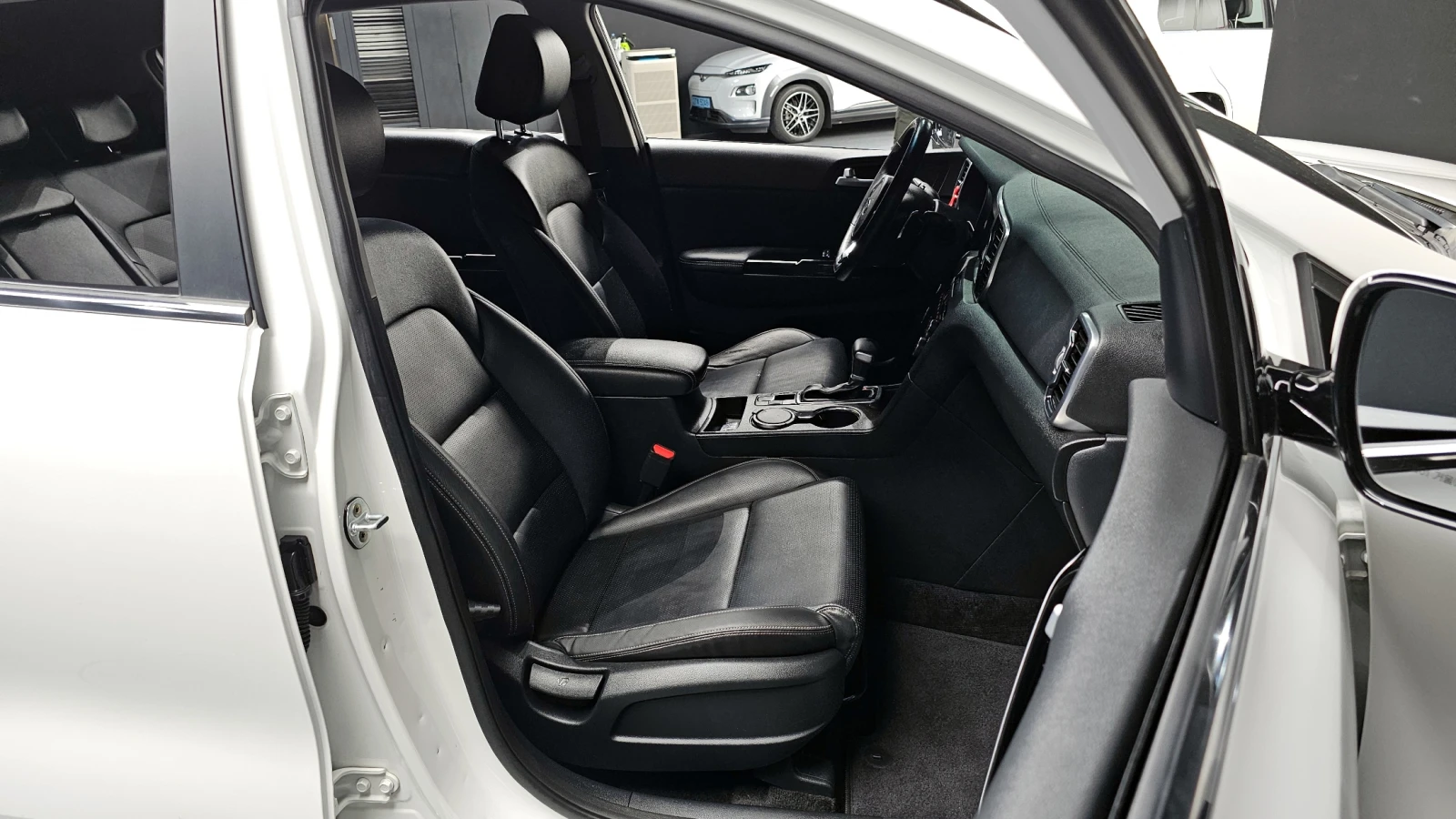 Kia Sportage 2.0 CRDI / АВТОМАТИК / СЕРВИЗНА ИСТОРИЯ !!! - изображение 7