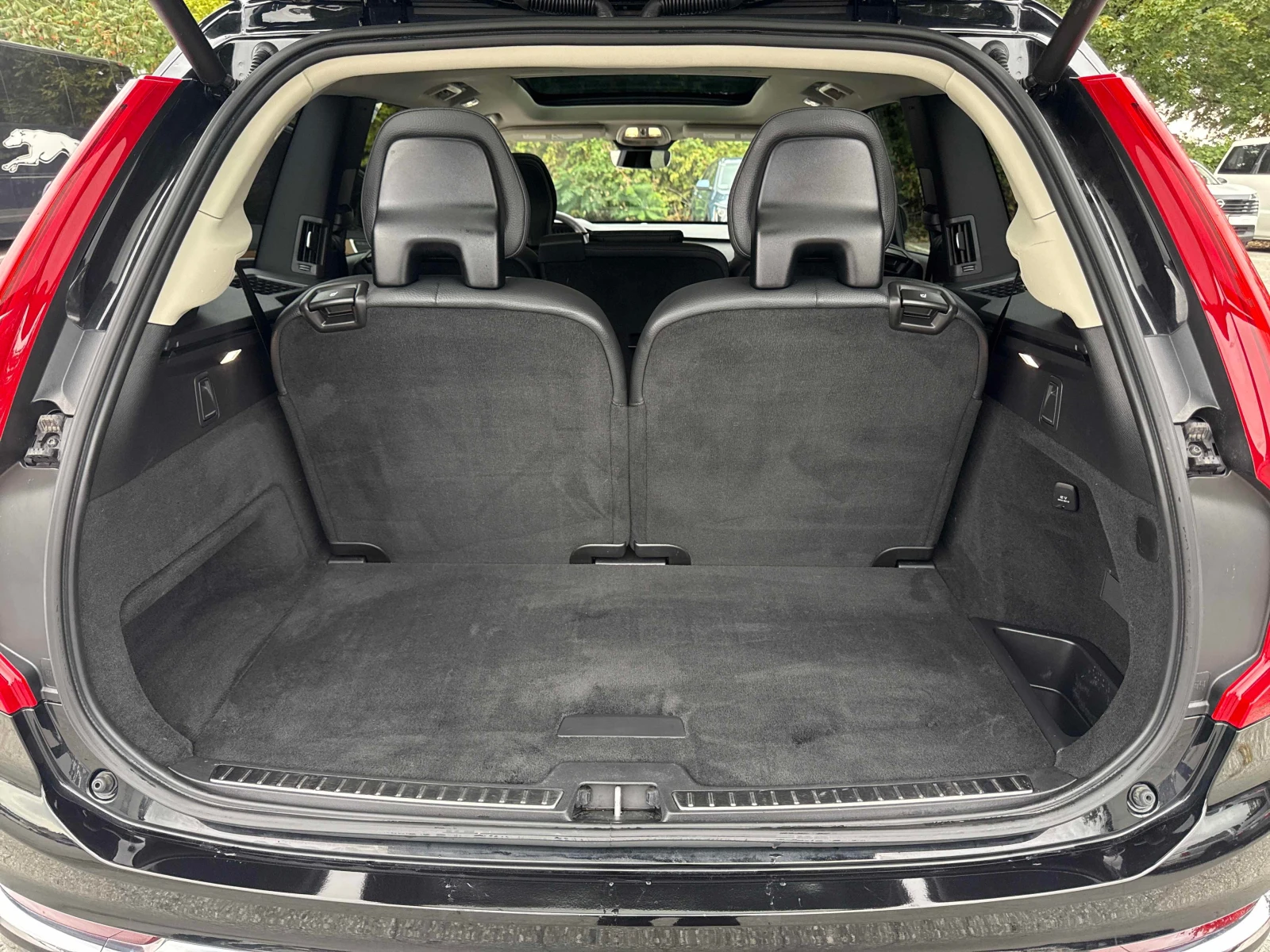 Volvo Xc90  B6 AWD Plus Dark Theme 7 Seater / CARFAX , снимка 12 - Автомобили и джипове - 56084302