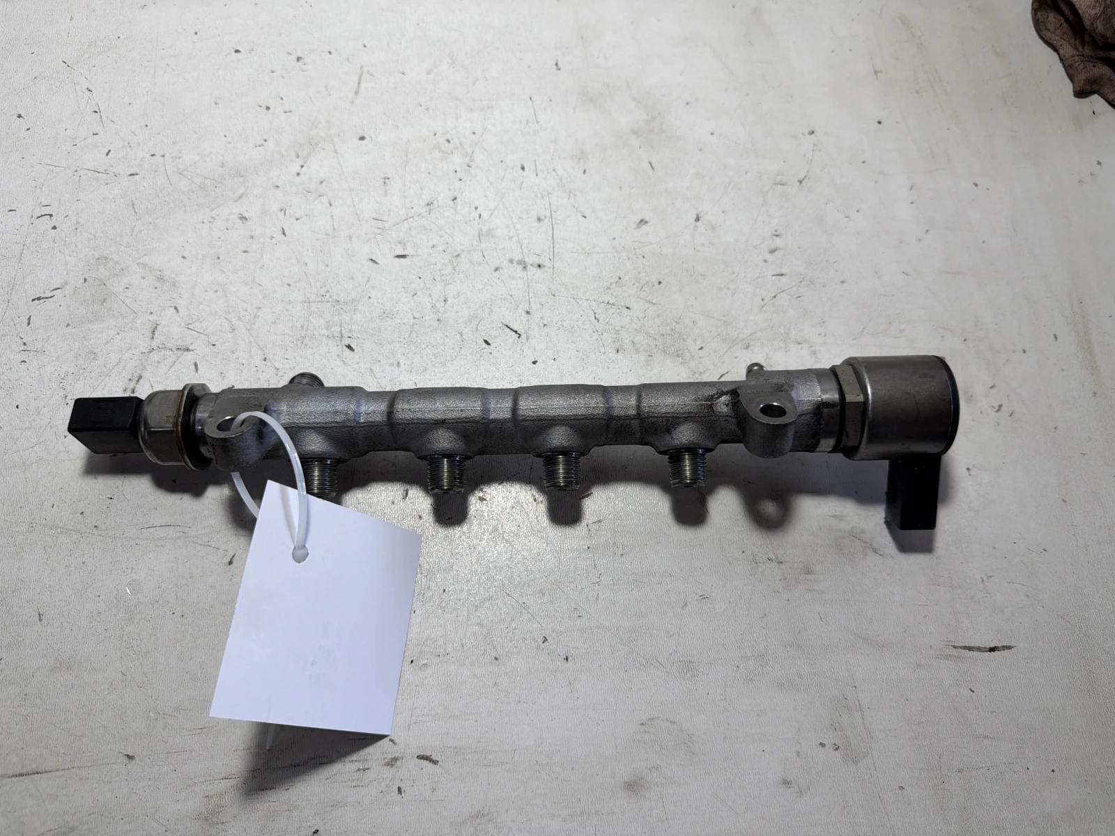 горивна рейка 1.6TDI 04L130089F 04L130764B 04L906054 VW Golf