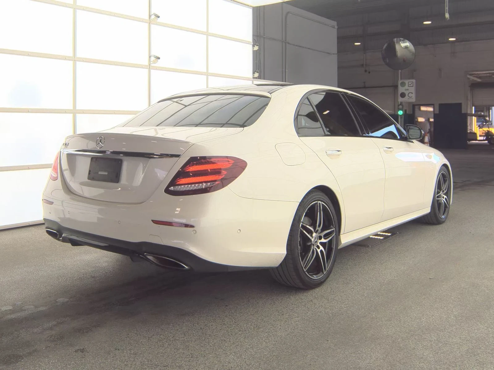 Mercedes-Benz E 300 AMG ПАКЕТ | ДИГИТАЛНО ТАБЛО | KEYLESS GO | HEAD-UP - изображение 4