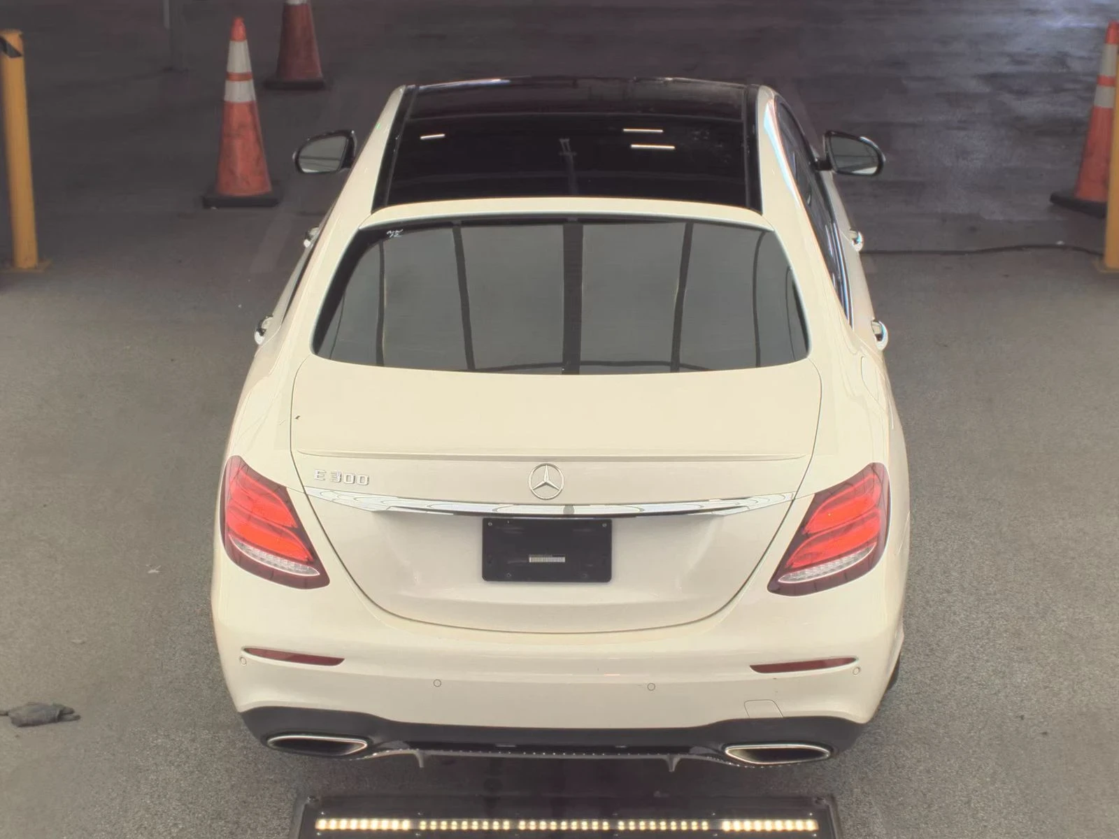 Mercedes-Benz E 300 AMG ПАКЕТ | ДИГИТАЛНО ТАБЛО | KEYLESS GO | HEAD-UP - изображение 5