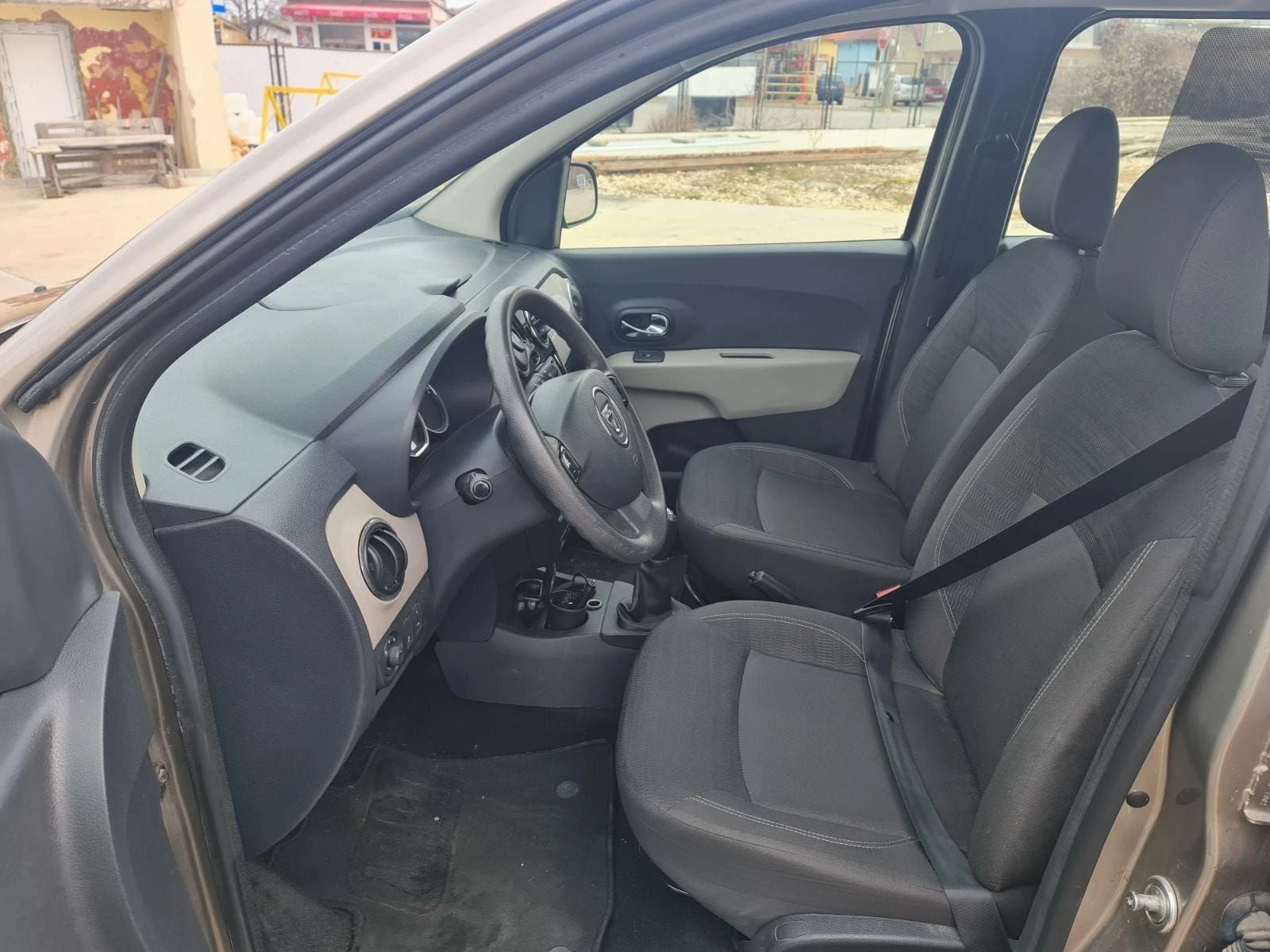 Dacia Lodgy 1.2 Газ бензин, снимка 9 - Автомобили и джипове - 56722097