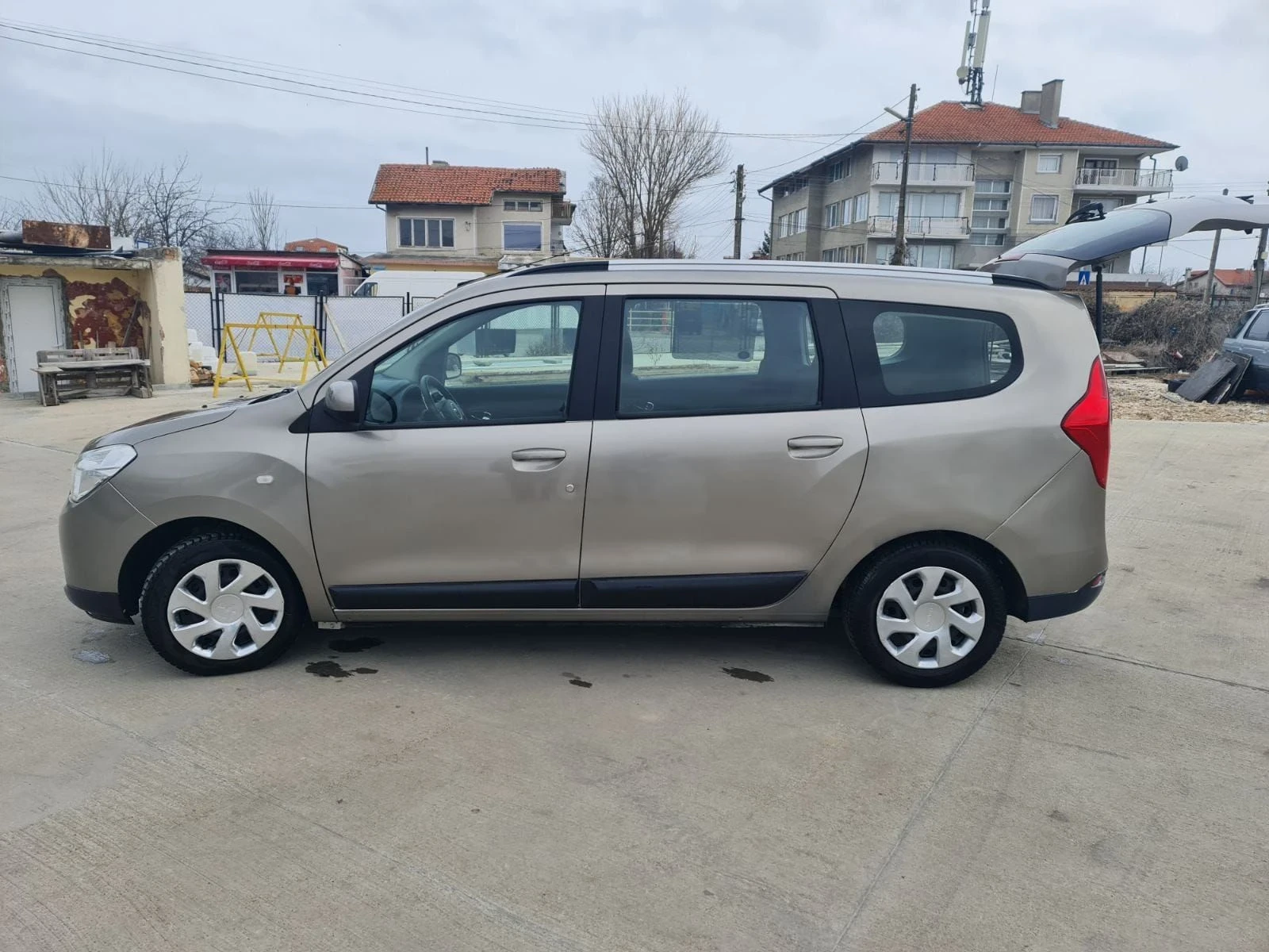 Dacia Lodgy 1.2 Газ бензин, снимка 3 - Автомобили и джипове - 56722097