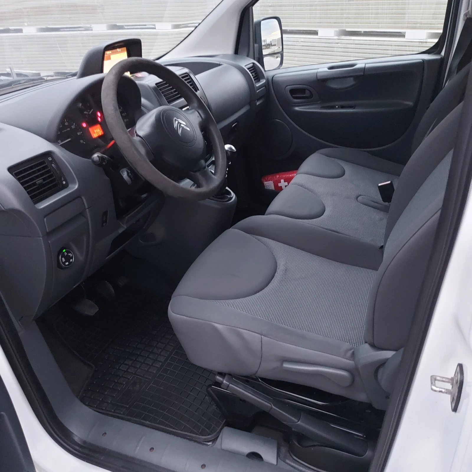 Citroen Jumpy хладилен с климатик, снимка 8 - Бусове и автобуси - 55398684
