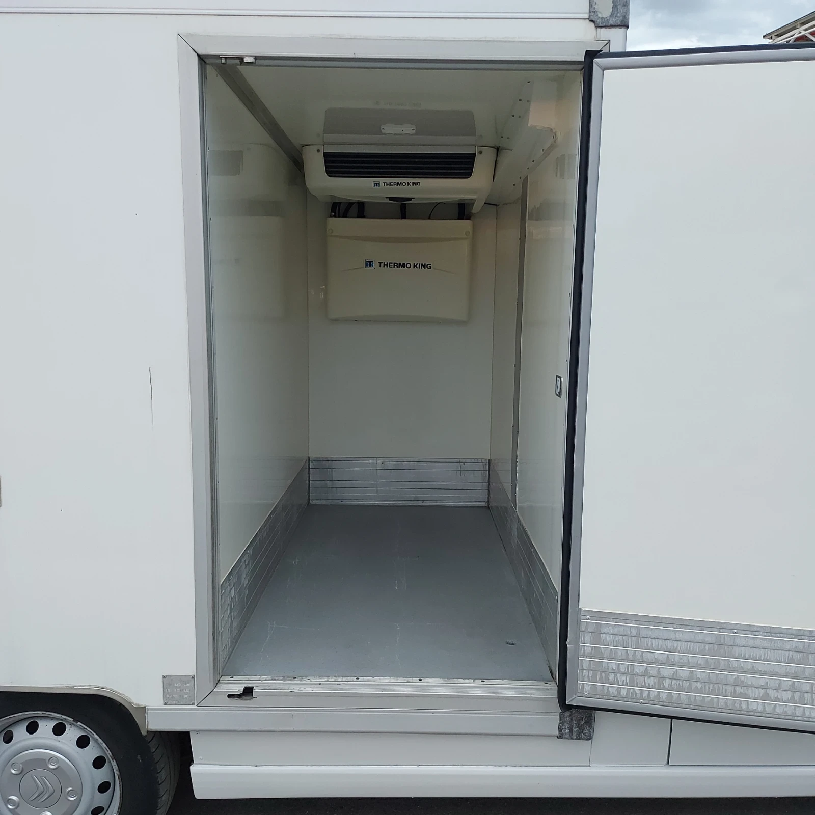 Citroen Jumpy хладилен с климатик, снимка 11 - Бусове и автобуси - 55398684