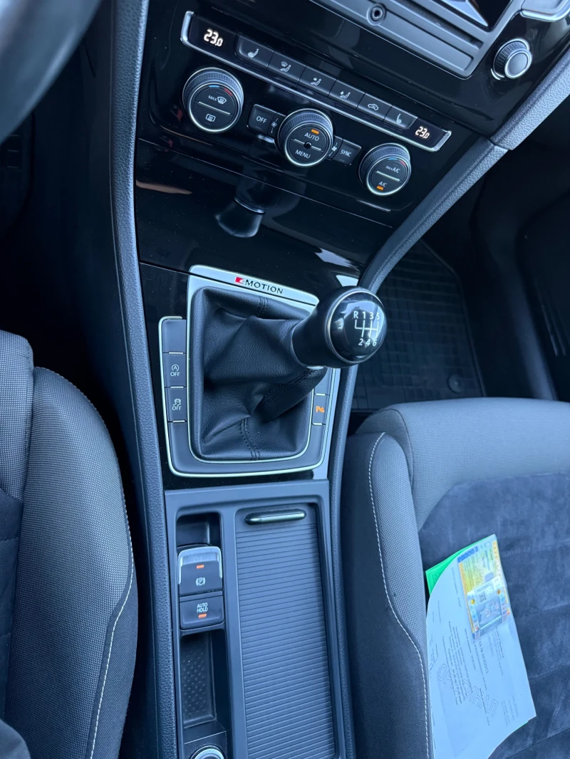 VW Golf 1.6 TDI, снимка 12 - Автомобили и джипове - 51748323