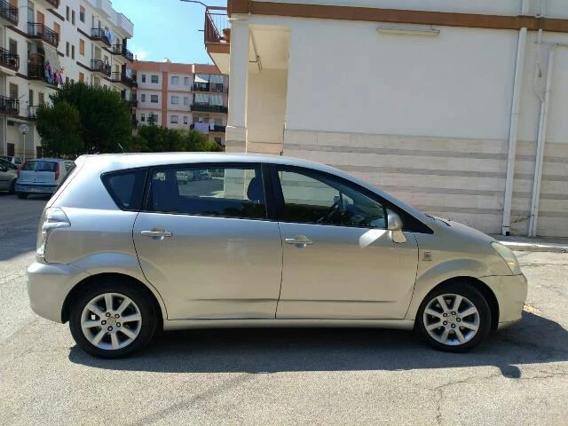 Toyota Corolla verso 2.0d4d, снимка 2 - Автомобили и джипове - 23190406