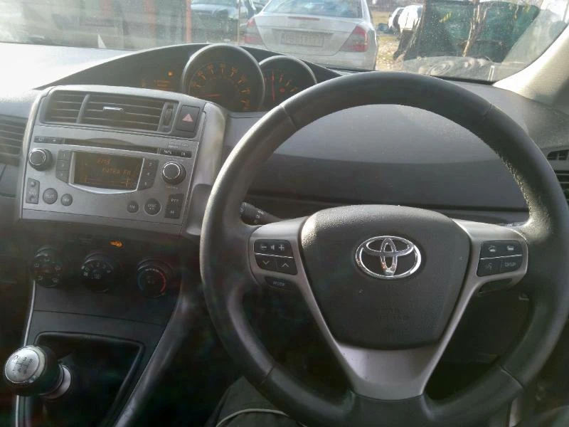 Toyota Verso 2.0 D4D, снимка 5 - Автомобили и джипове - 35162385